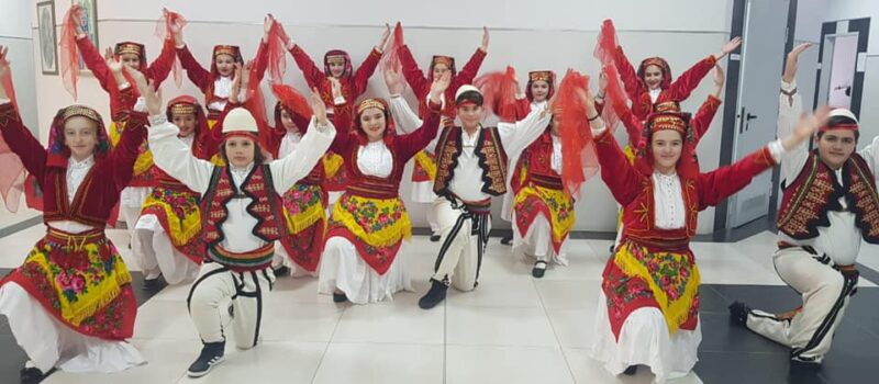 FESTIVALI I VI i Ansambleve Popullore në qytetin e Durrësit për shkollat 9-vjeçare.